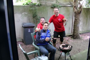 Der Grillmeister (in der Mitte)