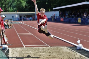 Luis Grewe beim Weitsprung der MJ U18