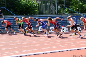 ganz rechts Lasse Onnen, 3. von rechts Jannik Rehbein, 5. von rechts Alexander Juretzko beim 100m-Lauf der Männer