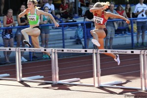 Laura Gläsner (rechts) beim 400m-Hürdenlauf der Frauen
