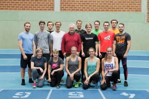 Foto: Sven Häring  Obere Reihe von links: Jasper Trampler, Malte Prietz, Volker Kinast, Daniel Chartard, Roland Srohschnitter, Tiago Rittner, Malte Ludwig, Daniel Napp, André Dominique Arndt, Kai Szybiak, Lennard Kolter. Untere Reihe von links: Maren Ruckert, Doreen Dehne, Jana Heyna, Vanessa Reichenbach, Johanna Schierholt. Es fehlen: Lisa Müller, Caroline Schlieper und Marei Trüün. 