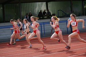 Smilla Brand (3. von rechts) auf dem Weg zum 100m-Sieg in der U20